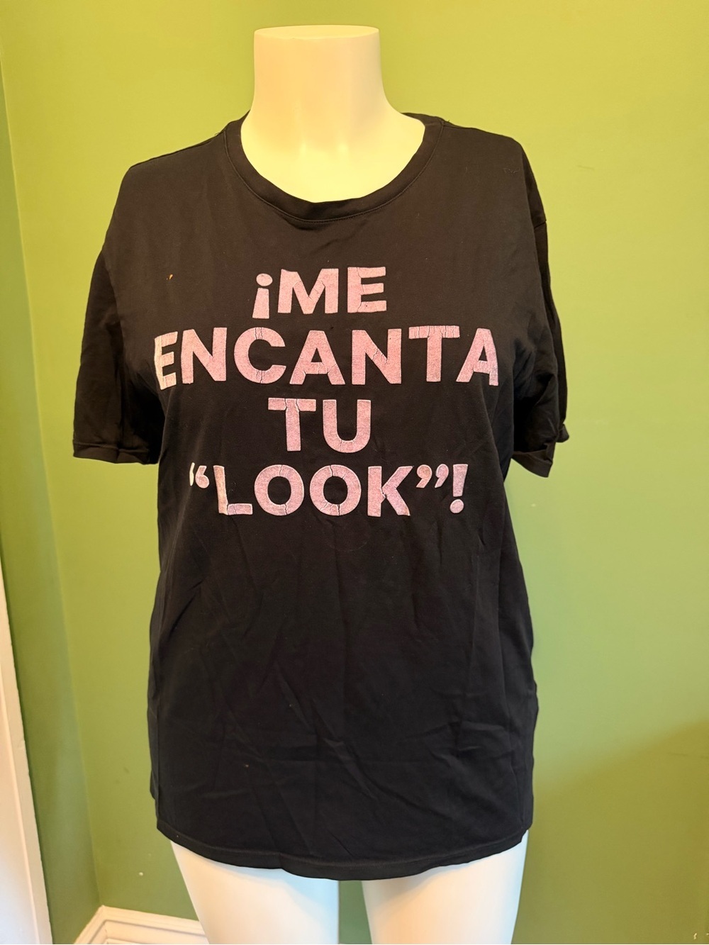 Mate - Mario Testino Black Graphic Tee "¡Me Encanta Tu 'Look'!" - Pink Lettering